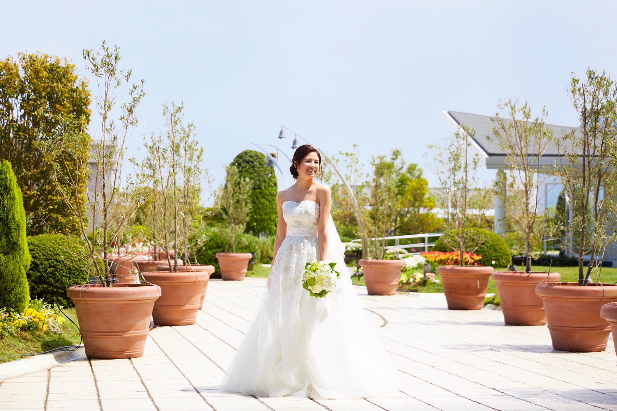 広い庭園や多彩な披露宴会場を備えた独立型チャペル